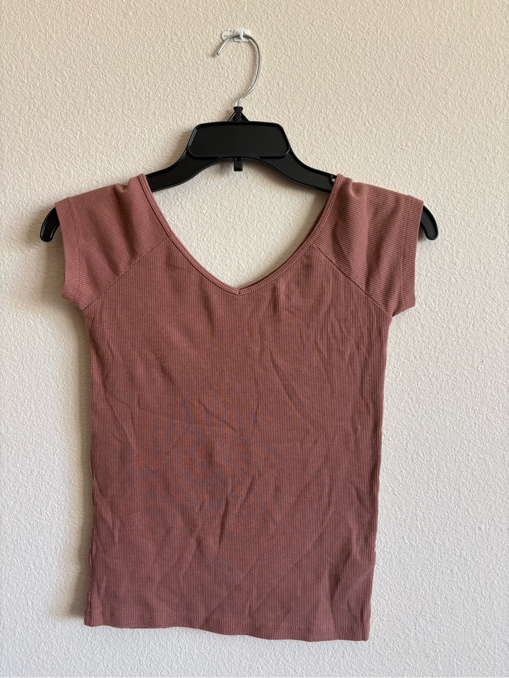American Eagle Outfitters Ribbed V-Neck Short Sleeve Top - Rosewood